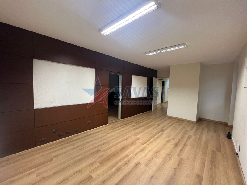 AMPLO CONJUNTO COMERCIAL - LOCALIZAÇÃO NOBRE