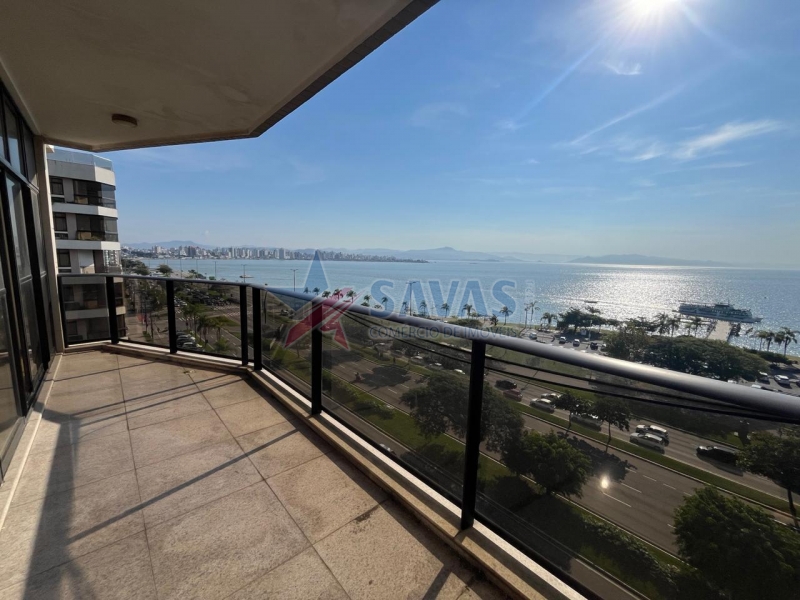 ESPAÇOSO 4 DORMITÓRIOS - 3 GARAGENS - FRENTE MAR