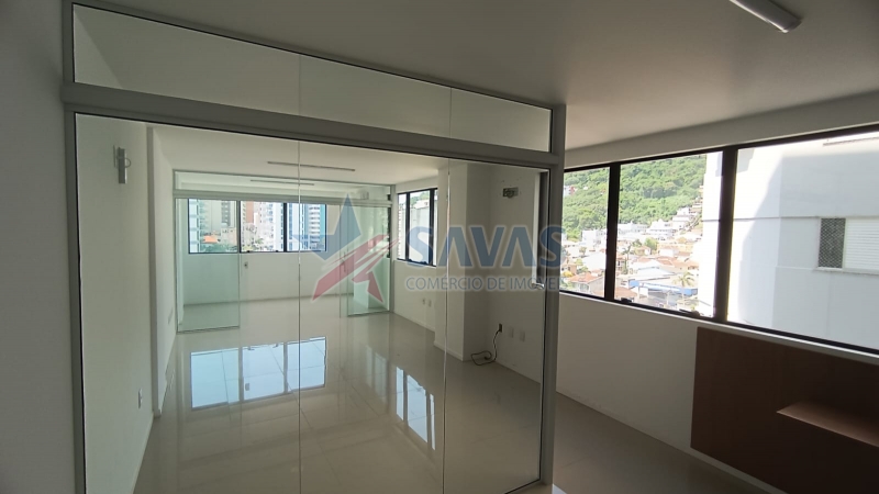 SALA COMERCIAL COM GARAGEM